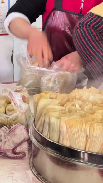 这家叶儿粑尝了一下很不错。阿姨说开了几十年了,店招都包浆看不出名字了。#叶儿粑 #抖音记录美好生活 #叶儿粑农村传统美食 新都老城区