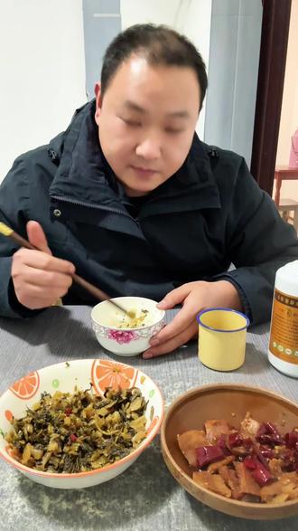 假如今年你去掉所有的花销,你兜里还能有个五万的存款,你信不信回到村里,你就是最成功的娃,所以人生嘛,只有那些你目前拥有的才是真正属于你的,快乐没那么难,不妨把欲望降低一点,因为人生奋斗不止,不必在意一时的得失,幸福不在重点,而在路上。#记录真实生活 #vlog十亿流量扶持计划 #热门 #日常vlog #创作者扶持计划