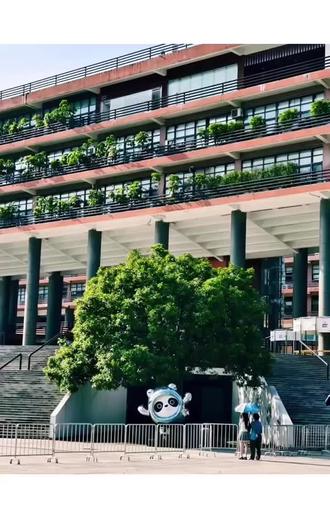 广州美术学院作为全国唯四拥有4个A+专业的美院,其王牌专业矩阵实力硬核且覆盖全面,广深80%的美术馆长均出自该校;华南地区60%以上设计公司的高管出自广美,广美有超过70周年的人脉积累,常有校友互助,校企合作,学生就业不愁!🤩
其中美术教育专业以全国第1的顶尖地位成为行业“定标者”,不仅制定全国中小学美术新课标,更培养了近万名美育人才。👏
实验艺术专业(全国第2)作为威尼斯双年展中国馆策展基地让学生接轨国际艺术舞台,纤维艺术专业(全国第2)深耕大湾区非遗创新,将广绣等技艺与现代设计融合并联动企业赋能就业,智能工程与创意设计专业(全国第2)依托华为联合实验室主攻“科技+艺术”、67%毕业生入职大厂且薪资涨幅亮眼。✨
而1953年成立的雕塑专业作为“老字号”王牌,涌现出潘鹤等名家,兼顾传统泥塑与数字雕塑培养高水平人才,从美育、国际艺术到非遗、科技、传统雕塑,全方位为艺术追梦人搭建顶尖阶梯。❤️
#美术生 #艺术 #设计 #非遗文化 #就业