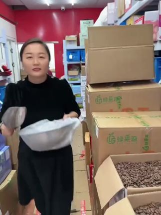 又到过年嗑瓜子的时候了,这个掉瓜子没吃过的一定要尝尝,满满的一袋,分量很多。
