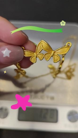 黄金今日价一克(2026年2月5日)黄金又跌了,
黄金今日价一克(2026年2月5日)黄金又跌了,
回收1131一克。看到有人宣称“回收1188一克”,远高于当前大盘金价(约1135元/克)和同行正常回收价(1125左右)。他们通常会这样解释高报价:
我们是上游源头,金店卖1300多,我们仅以每克1100回收,回收回来迅速进行二次加工,并又以1200多元每克推向市场,形成了一条畅通无阻的产业链,不是二道贩子!”请注意!如果你相信了这些话,等真正交易时,情况就变了。
他们会找各种理由压价:折旧费、服务费、各种隐藏费用...
然后以“各种说辞”为由大幅打折!为什么?因为他们报的“1188”根本不可能成交!这个价格远高于大盘价,真按这个收必亏本。所谓的“源头回收”、“二次销售”往往只是噱头。所以,当您问我今日回收价时:
我报1131(接近大盘价),您可能会疑惑:“别人报1188呢?”这正是我想提醒大家的!
记住这个核心原则:任何声称长期、稳定高于实时大盘金价回收黄金的,基本都是套路!务必擦亮眼睛,谨防上当。
#黄金按克卖 #恩施黄金回收 #金价 #黄金 #黄金回收买卖同城上门