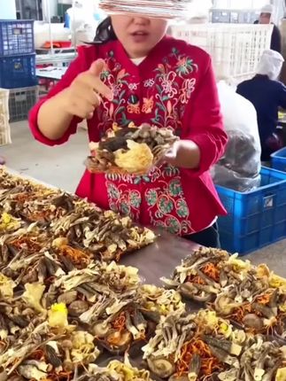 这个菌菇汤包煲汤真是好喝!鲜香味美特别好喝!#为你煲汤 #煲汤 #菌菇鸡汤