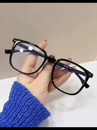 宝子们,还在为找不到好看又实用的眼镜发愁?瞅瞅图中这款黑框方框眼镜,戴上它,瞬间get同款少年感!超轻材质,久戴不累。近视可配镜,还能有效阻挡蓝光辐射,不管是早八学习还是日常看电子屏,都超适配#高颜值眼镜 #素颜神器 #时尚眼镜 #近视防蓝光眼镜