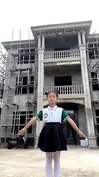 我家喜欢跳舞的小公主又来了。