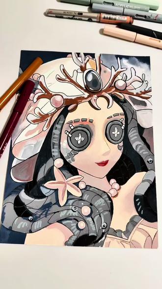 丙烯马克笔·深海人鱼插画|保姆级教程+氛围感文案 1. 头部:搭配鹿角珊瑚+珍珠+贝壳头饰,模拟海底礁石珊瑚质感,线条偏硬朗带破碎感
2. 五官:放大圆形大眼,瞳孔加十字星高光,打造空灵深海感,眼周做深色渐变,增加神秘感
3. 装饰:加入海星、珍珠串、缠绕式触手发丝,强化海洋元素
二、上色步骤(丙烯马克笔)
1. 底色铺色
皮肤用浅肤色平铺,边缘用浅灰做阴影;头发/触手用深灰+黑色铺底色,留出白色高光位。
2. 头饰刻画
珊瑚鹿角:先用浅棕铺底色,深棕画纹理,白色马克笔提亮边缘,模拟珊瑚粗糙质感;
珍珠:浅粉+白色画球体,黑色点小阴影,打造圆润珠光感。
3. 五官细节
眼周用深灰+黑色做渐变晕染,瞳孔黑色打底,白色画十字高光,眼尾加细碎白点模拟深海光斑;嘴唇用酒红色轻涂,只画唇峰和下唇,走清冷感。
4. 整体氛围
背景用深灰+藏蓝色铺色,模拟深海暗调;发丝和触手加细碎白色高光,珍珠、贝壳边缘提亮,增加画面通透感。
#创作灵感 #抖音同人图鉴 #手绘教程 #动漫手绘 #第五人格精美画作 @抖音次元观察员 @创作灵感小助手 @抖音小助手