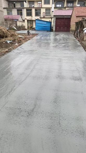 ✨新院子大变样!刚打好的水泥地也太光滑了吧~
🏠门前这条路终于不坑洼啦,下雨天再也不怕踩泥了!
🎄平安夜给家里换个新面貌,你们觉得怎么样?👇