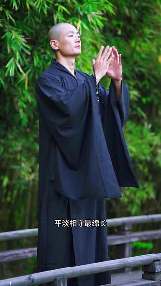 饿时馒头贵,饱时玫瑰香,没有最重要的东西,只有最需要的东西。与其在得失里纠缠,不如在冷暖间知味,人生本无常,珍惜碗中汤。繁华落尽终是梦,平淡相守最绵长。