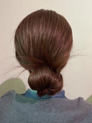 简单好看的鸡毛丸子头 一根皮筋就可以搞定哦#发型教程 #强烈推荐 #鸡毛头 #防滑头绳 #简单好看发型