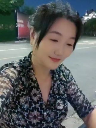 马路边休息一下,没有碰到一个朋友,不知道你们还记住我,我可天天想着你们@DOU+小助手