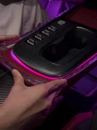 给我们的小米su7装上这套中控水晶饰条,不仅可以提高灯光效果,还可以防止灰尘和异物进入我们中控凹槽缝隙里面,需要的车友小黄车入手!#小米su7 #su7中控水晶饰条 #su7氛围灯 #中控水晶饰条