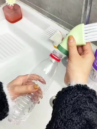 矿泉水瓶接上这个小刷头,一刮一挤一刷,各种边角缝隙都可以刷#矿泉水瓶多功能刷