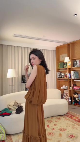 #夏日穿搭主打松弛感 Le Samedi马油叶儿【仙踪漫游】定染顺纡绉多穿斗篷式上衣/半裙#法式气质简约套装 #高端慵懒套装 #慵懒风套装高级感女 #高级感套装