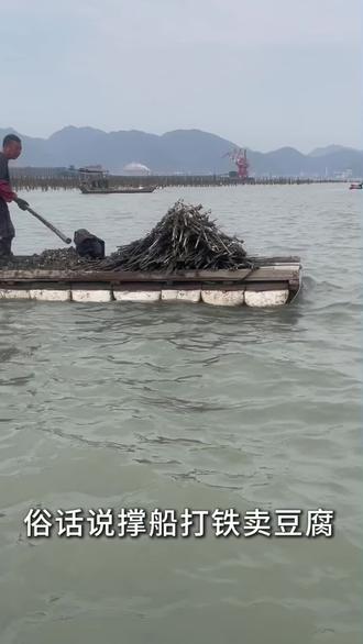 大爷这身手矫健啊、游泳估计也是个能手