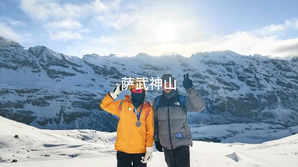 萨武神山。“你这次特意去成都,就是为了萨武神山?”
“嗯,到成都第一天,就进山了”
“不怕高反吗?”
“怕。但慢慢明白,人生很多事不必强求意义,去认真体验就好”
真的就说走就走?
“是啊。坐了8小时蜿蜒山路去往小金县萨武神山,车里放着听不懂的藏歌,窗外从高楼大厦变成河谷草甸,风都变得干净。那一刻忽然懂得,去见世界,才会有自己的世界观”
在向导家住了一晚就上山了?
“对,深夜漆黑的时候出发”
路上遇见了什么?
“清晨蓝调时分,遇见一群牦牛。静静对视十几秒,却像过了很久。原来它们才属于山野,我只是匆匆过客”
爬到最难熬是什么时候?
“路程三分之二处,双腿沉重,呼吸急促,整个人都快要撑不住”
那时候在想什么?
“撑不住也要尽力往前走,不辜负自己就好”
最后成功登顶了吗?
“没有,没能站上顶峰”
没能登顶,不会觉得遗憾吗?
“不会。山间只有风雪、风声与自己的呼吸,经幡飘动,亲身见过川西高原,才知道文字永远描绘不出山河震撼”
下山是不是更辛苦?
“积雪很深,深一脚浅一脚,格外疲惫,四周也格外安静”
还有继续往上攀登的人吗?
“有,一长串身影慢慢前行。我轻声跟他们说加油”
你真的相信快到了吗?
“当然,就像当初有人这样鼓励自己”
回到大本营是什么感受?
“累到麻木,恍惚一路走来都不真实,可内心格外安稳踏实”
休整之后呢?
“换好衣服静静躺着,坦然接受:我全力以赴过了”
之后就返程回成都了?
“嗯,下午回到市区地铁站。晚上一个人吃火锅,把旅途所有疲惫与风尘,都融进红油烟火里”
在上海好好上班,怎么突然独自远行?
“久居都市,一直向往课本里的雪山。朝九晚五久了,总想去见见旷野。没周密规划行程,一边忙碌工作,一边纠结假期,后来才懂,想去的地方,不必等完美时机”
一个人旅行,不孤单吗?拍照也不方便
“一点不孤单,这是我想要的独处。不必完美照片,我来过,风雪记得,山野记得,我自己记得就好”
没登顶,这趟远行还有意义吗?
“当然有。意义从来不是顶峰,是我挣脱日常,勇敢奔赴热爱。不是神山庇佑我,是我自己,终于奔赴了心念许久的山野”
回去上班,生活不一样了吗?
“不一样了。忙碌依旧,只是心里多了一座雪山,无人知晓,唯独我自己清楚”
以后还会再来吗?
“值得,一定会”
#萨武神山 #川西#徒步登山