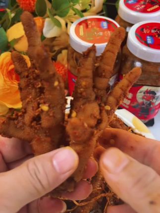 喜欢吃辣的我,佤味鸡脚真的#太好吃了 #解馋