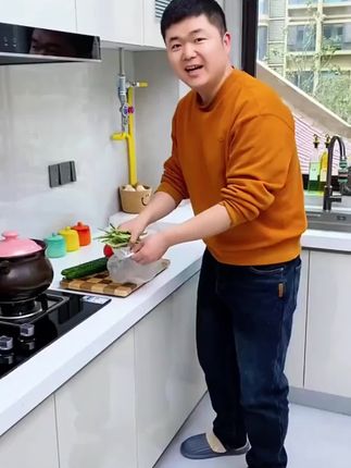 厨房的垃圾袋终于不用到处乱塞了,用的时候还找不到,现在有了这个收纳袋网兜,拿取方便,厨房卧室都能用,袜子和小物件都能放#收纳#收纳袋#网兜收纳袋 #厨房好物 #生活小妙招