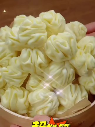 老面味发面王,让家常面点香出老味道 不用费时养老面,也能做出带着地道老面香气的家常面点!老面味发面王,复刻传统老面发酵的醇厚风味,麦香更足、口感更软韧。 不管是蒸馒头、做包子,还是烙发面饼,取适量加入面粉和水,简单搅拌就能快速发酵,省去漫长等待。发酵好的面团不粘手、延展性强,蒸出来的馒头蓬松暄软,咬一口满是自然麦香;包的包子皮筋道不塌底,一口下去面香裹着馅香,还原小时候家里的味道。 无需复杂技巧,新手也能轻松驾驭,让每一顿家常饭,都有老面面点的暖心滋味。#老面味发面宝 #蒸馒头蒸包子 #发面宝发面王 #蒸馒头的家常做法