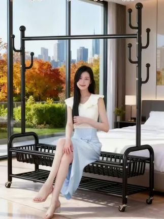 小户型/租房党闭眼冲!这衣帽架不占地还能“装”,小窝瞬间整齐 租房住的都懂,空间小,放个大衣柜挤得慌,不放衣服又乱得像杂货堆。这个可移动衣帽架简直是救星——占地就比一张椅子大点儿,上面横杆挂外套,侧面挂钩挂包包、数据线,底下的层板还能堆折叠伞、收纳盒。 轮子是静音的,推的时候不刮地板,晚上从客厅推到卧室也不吵。不用打孔安装,拆开包装拧两下就好,以后搬家直接推上车,不用像木家具那样怕磕坏。现在朋友来我家,都说“你家咋看着这么整齐”,其实全靠这个能随便挪的小衣帽架!#强烈推荐 #家居好物 #抖音推广 #衣帽架 #可移动衣帽架