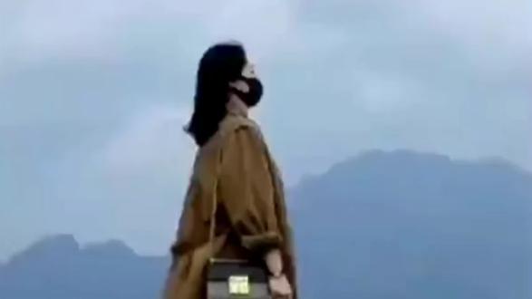 #《恋曲1990》是上世纪八十年代末期为大家耳熟能详的著名流行抒情歌曲,词、曲、演唱合三为一,皆由罗大佑创作,这是为电影《阿郎的故事》创作并演唱的主题曲,收录于罗大佑1988年12月9日发行的专辑《爱人同志》中。作品歌词充满抒情和惆怅,其中的叠字全部用中国古典文学遣词造句的特性,创造出一种软性节奏,具有独特的游吟诗人的艺术个性魅力,并且融进了对生命、生活的思考和求索以及对生命无常、世事多变的慨叹,深受广大音乐爱好者的宠爱。新近网络流行歌曲《若是你懂我难过》,基本沿用《恋曲1990》的旋律,个别处作了小的变调处理;歌词以一对恋人分手后的哀怨和感慨为主题,但依然很上头、很生活、很现实,随将这曲流行网络新歌与大家分享,并赋以认知上的感慨文字……#经典歌曲回忆#网络新歌感悟,文字原创#与生活无关的文案