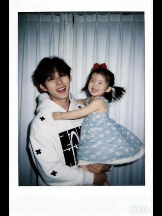 当你拥有女朋友小时候的照片,发给豆包你就会得到!和女朋友小时候合照拥抱教程来了!#豆包指令 #豆包ai #豆包P图已经nextlevel了 #抱女朋友 #豆包p图