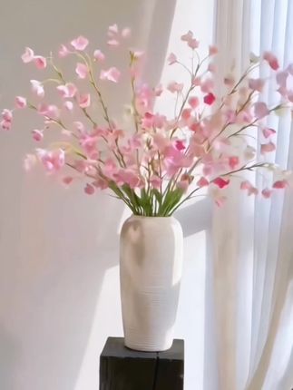 看似平平无奇的花,搭配一个好看的花瓶还是蛮漂亮的! #花瓶 #陶瓷花瓶 #花瓶摆件 #花瓶插花 #好物推荐🔥 @DOU+小助手 @巨量千川