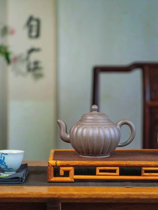 筋纹宫灯 #茶生活 #紫砂艺术 #紫砂知识 #茶事 #以壶会友 🔥🔥国工重磅推荐! 【壶名】筋纹宫灯 【泥料】优质青段泥 【容量】450cc 【作者】瞿剑(工艺美术师) 【简述】此壶将生动流畅的线条纳入结构严谨的形体,脉络清晰,流畅和谐,上下对称,左右均匀,体现了一种秩序美,节奏美。工艺要求复杂,口盖筋纹须达到面面“通转”水准,所以壶式的盖墙皆短敛,以利开合进出。此壶流嘴上挺,壶把亦作昂扬,自壶盖顶珠延至底部内包收束点,可强烈感受其辐射状的脉络张力,徐徐律动。