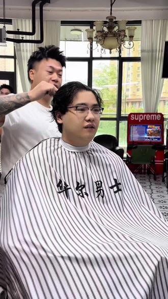 小伙子更喜欢 我给他做的第二种造型 教父电影里的后背油头 我更喜欢第一种给他做的造型 你们喜欢哪一种 评论区说说#油头 #后背油头 #乌鲁木齐男士发型设计 #乌鲁木齐barber #JIANG.涛