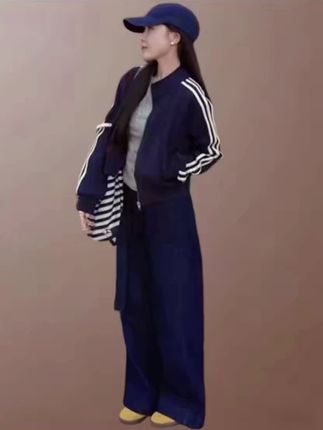 这款藏青色条纹长袖棒球服 藏青条纹棒球服搭配阔腿牛仔,再加上同色系棒球帽,休闲中带点酷感,黄鞋点亮整体,日常出街这么穿,随性又有范儿#高级感穿搭 #时尚潮流 #简约穿搭