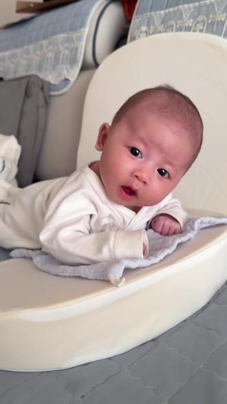 46天的宝宝又在练习抬头了 好厉害哦~#我的小奶娃 #越养越上头的小幼崽