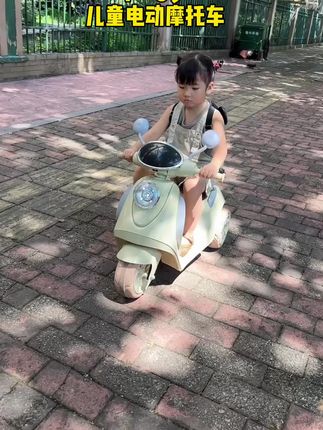 骑上她心爱的小摩托,她永远不会堵车,哈哈哈,真的太好玩了#儿童电动摩托车 #儿童玩具 #玩具