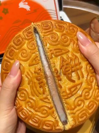 超好吃的#芋泥麻薯咸蛋黄肉松大月饼 馅料超足,好吃不腻!#月饼 #中秋节 #大月饼