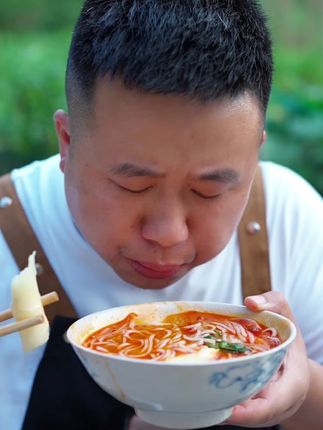 陶二娃今天给她姐姐说,打算出去上班了,前段时间去报名当兵,结果没有选上,内心有些失落!家里今天打谷子,早上四五点就起床,早饭吃泡仔姜下面条!吃起酸酸脆脆的巴适得板#泡仔姜