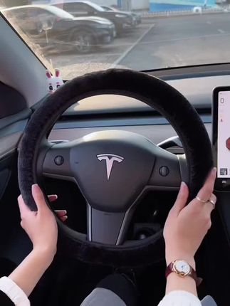 天气变凉了,保暖的毛绒方向盘套要安排啦,舒适保暖不打滑 #汽车用品 #毛绒方向盘套 #方向盘套 #保暖方向盘套