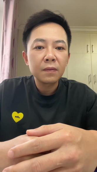 我的曾国藩日课 | 读史·母亲节
母亲节到底是怎么来的?
最早敬母习俗起源于古希腊,人们祭拜众神之母盖亚。
她孕育天地、众神与人类,古人祭拜她,感恩大地滋养,也致敬母性包容守护的力量,是最早的敬母雏形。
17世纪英国也有专属敬母日,定在复活节前第四个周日,叫拜母星期日。
外出学徒打工的年轻人,这天都会返乡陪母亲、带点心尽孝心。
现代母亲节源自美国的安娜·贾维斯,她终身未婚,和母亲的感情极深。
母亲生前心愿,是设立节日感恩天下母亲。母亲离世后,她决心圆梦,于是四处奔走呼吁、游说各界人士。
1908年5月10日举办首场母亲节活动,以白色康乃馨致敬母亲,从此康乃馨成母亲节代表花。
1914年美国正式定为法定节日,习俗慢慢传遍全世界。
说到底,不管节日如何演变,母亲一辈子的辛苦付出,永远值得我们放在心上、好好珍惜。
#历史上的今天 #母亲节的由来 #历史冷知识 #民间习俗故事 #感恩母亲