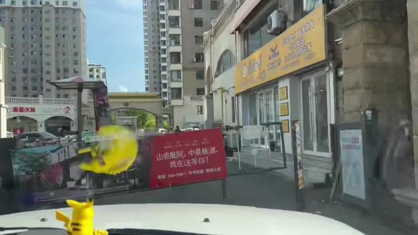 我的家乡辽源市,辽源市,吉林省辖地级市,位于吉林省中南部,地处东辽河、辉发河上游,因东辽河发源于此而得名。地处长白山区向松辽平原的过渡地带,以丘陵为主,间有少量低山,属低山丘陵区,地理概貌为“五山一水四分田”,属半湿润温带大陆性季风气候,全市总面积5138.72平方千米。截至2025年8月,辽源市辖2个区、2个县。截至2024年底,辽源市常住人口为91.64万人。辽源市历史悠久,文化底蕴丰厚,青铜器时代就有人类活动,是满族重要发祥地之一,清代康熙年间被辟为皇家盛京围场。因首开中国人工驯养梅花鹿之先河,被誉为“中国梅花鹿之乡”。光绪二十八年(1902年),弛禁后设立县制。1983年,升格为地级市。辽源市是一座位于吉林省中部转型核心区上的重要节点城市,曾经有过因煤而兴、因煤而立的辉煌,被誉为“东北小上海”。城区龙首山、北山、栾架山、向阳山、黎明山五山呼应,东辽河、渭津河、梨树河、半截河四水环绕,玄门第一塔—魁星楼矗立于东辽河畔。先后获得中国特色魅力城市200强、吉林省双拥模范城、第四批国家公共文化服务体系示范区等荣誉称号