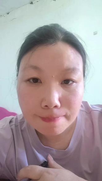 不是每颗樱桃都有虫子 1. 为什么甜果子容易长虫
这类水果糖分足、果香浓,果蝇、食心虫最爱产卵。虫卵钻进果肉里,慢慢长成小虫,肉眼初期很难发现。
2. 常见水果概率排序
- 极易长虫:樱桃、杨梅、桑葚、李子
果肉软、缝隙多,果蝇幼虫最常见,很多看着完好,掰开就有小白虫。
- 较容易:桃子、油桃、杏
多是桃小食心虫,虫子藏在果肉内部、果核附近,表皮可能有小针眼。
- 概率偏低:苹果、梨
果皮厚、质地硬,虫子少,大多只在果柄、果蒂、磕碰伤口处钻进去,完好苹果基本没虫。
3. 简单避虫+清洗方法
1. 挑果:避开表皮有小洞、凹陷、软烂、果蒂发黑的。
2. 清洗:淡盐水/面粉水浸泡5–10分钟,小虫会自己爬出来,再流水冲净。
3. 切开:吃前对半掰开,查看果肉和果核周围。
小补充
水果里的这类小虫本身无毒,不是寄生虫,不小心误食也不用紧张,只是