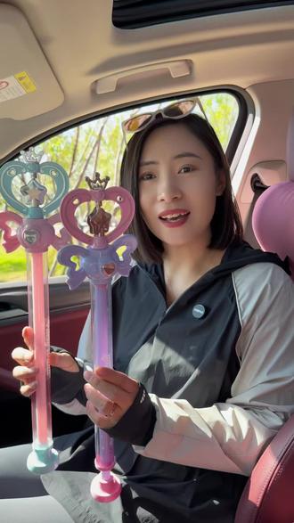 这个仙女魔法棒水枪真的太好看了,带旋转的像绽放的烟花一样,再也不用戳水瓶玩啦!#仙女棒烟花水枪 #玩水 #烟花水枪