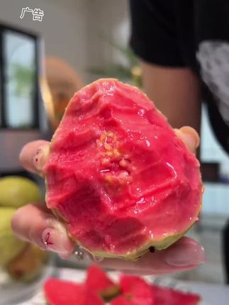 这一年就吃着一季的红心芭乐的好吃程度啊谁懂!!奶油冰淇淋的口感,软糯香甜真的好绝!芭乐一定要吃软心的,没吃过一定要尝尝啊!!#新鲜应季水果#红心芭乐#番石榴#红心芭乐软糯香甜#好吃到停不下来