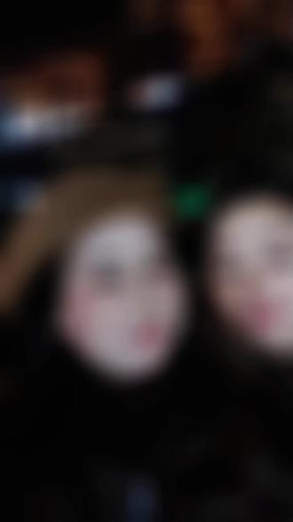 给你整理好马年正月初三+凤凰古城夜景+和朋友的朋友圈文案,直接复制可用:
简短好发
1. 马年正月初三,与好友共赴凤凰夜景,灯火入江,岁岁平安✨
2. 大年初三,夜游凤凰,沱江映灯影,好友伴身旁🐎
3. 古城夜色温柔,年味正浓,和最好的朋友看最好的风🌃
氛围感文艺
1. 丙午马年,正月初三,灯火漫过沱江,我们在凤凰,把夜色走成诗。
2. 吊脚楼灯起,沱江泛金波,大年初三与友同行,赴一场边城浪漫。
3. 晚风轻扬,灯影摇晃,马年新春,在凤凰古城遇见人间理想。
年味治愈
1. 大年初三,年味与夜景撞个满怀,凤凰灯火,治愈所有疲惫🏮
2. 马年新春,夜游凤凰,一江灯火满城暖,三五好友皆心安。
3. 灯火映古城,年味漫沱江,初三夜,快乐有迹可循🌙
高级短句
一城灯火,一江风月,一年顺遂,一生相伴
需要我再帮你写带定位、带表情、适合发视频的版本吗?