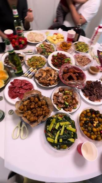 聚餐后高效清洁,用对工具轻松搞定全屋卫生✨地板清洁剂➕魔力刮板➕拖地毛巾➕泡沫喷壶➕黄毛巾双面吸水毛巾➕丁睛家务手套➕高颜值再带毛巾围裙#打扫卫生#大餐聚会 #收拾家务 #解压视频