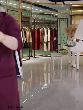 姐妹们,这套睡衣真的太舒服了!它是那种莫代尔面料的,穿上身就像牛奶一样丝滑,特别适合秋天穿。而且它整体是那种宽松版型的,没有什么束缚感,睡觉的时候感觉特别放松。如果你也喜欢这种高品质的居家服,一定要买一套试试看,保证你一穿就不想脱下来!#休闲套装 #休闲套装减龄 #套装穿搭 #减龄穿搭 #ootd穿搭