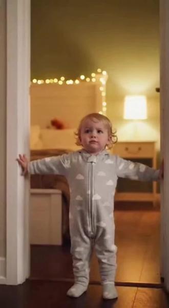 深夜姐姐原本想出去约会的,却被妹妹拦了下来。原因却是……#萌娃日常 #血脉压制姐姐 #人类幼崽 #上热门 @DOU+小助手