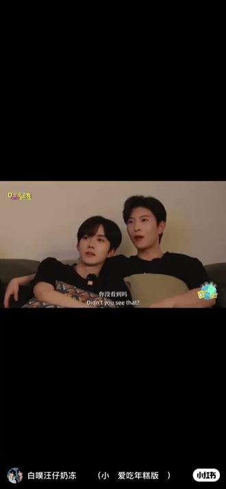 啊啊啊!这个是周六的团综吗?星星✨就这么躺着邱邱怀里了 好甜🍬,如果是这个周六的预告,看来周六的糖分不少上一期的啊#黄星邱鼎杰