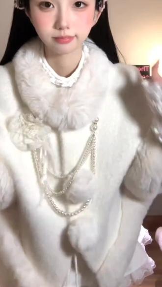 秋冬国风毛领斗篷披肩外搭纯色开衫气质披风清冷富家千金感穿搭 #狐狸毛球球皮草 #秋冬新款 #斗篷披肩 #千金感穿搭 #国风服饰