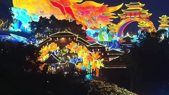 到底还有谁没去自贡灯会,感受中式美学的浪漫,很好很美,特别喜欢,除了住宿很刺人哈哈,不知道你们现在去有没有温和点🤣#创作者中心 #创作灵感 #自贡灯会 @自贡文旅发展集团(中华彩灯大世界) @DOU+小助手