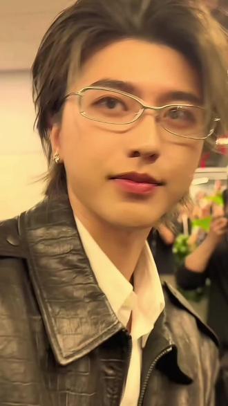 时间:2026年2月10日(农历北方小年)下午
地点:深圳腾讯音乐娱乐集团(TME)总部大楼
目的:为2月6日发行的新专辑《KUN》线下造势
🚀 现场盛况(零宣发+15分钟通知)
- 仅提前15分钟内部通知,零预热、零官宣
- 整栋楼瞬间沸腾:楼梯挤爆、电梯超载瘫痪
- 男员工应援超热烈,占比超六成,高喊“坤哥好帅”
- 蔡徐坤穿皮衣/西装,温柔互动:握手、击拳、发专辑周边,对合照说“没事没关系”#蔡徐坤 #kun #蔡徐坤直播 #蔡徐坤新专辑 #ikun