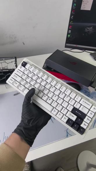 rog魔导士hfx改装又一搭配,极简白键帽+纯白魔导士铝壳,偏实用和简约搭配#rog魔导士acehfx#rog#磁轴键盘#外设