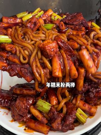 王小疆新疆炒米粉福利:5份鲜粉(鲜粉只需煮1分钟),再加赠5袋年糕!现货不多,抓紧囤~ #新疆爆辣炒米粉 #新疆炒米粉 #爆辣炒米粉