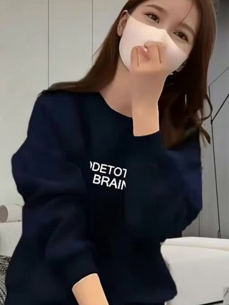 姐妹们赶紧去抢这件超级好看的加绒卫衣,它可是今年的流行穿搭,而且还是加绒的设计,穿上身特别暖和,完全不会冷!它的面料也很不错,摸起来软绵绵的,穿着舒服又贴身,不管是单穿还是搭配外套都很好看,简直是秋冬必备单品,喜欢的朋友千万不要错过了,快点击下方链接购买吧!#卫衣 #穿搭