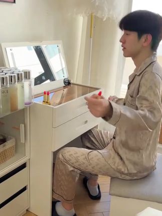 房间空间不大的,可以入手这一个床头化妆桌,既是桌子,也可以是个化妆桌#实木 #床头柜 #化妆桌